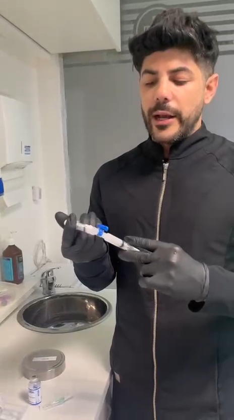 El Dr. Kallas explicando una aplicación