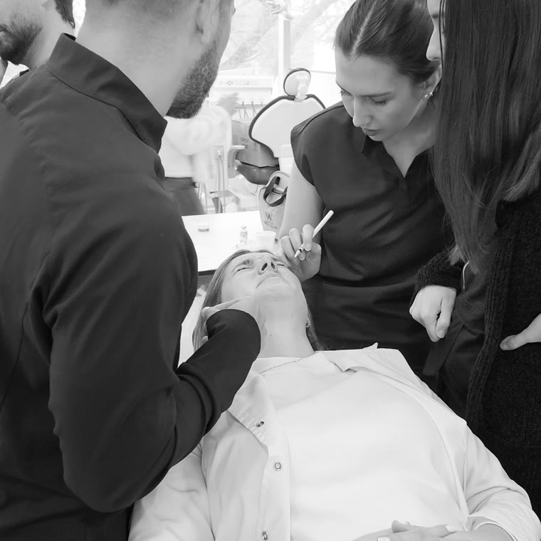 El Dr. Kallas marcando antes de inyectar, con los médicos alrededor